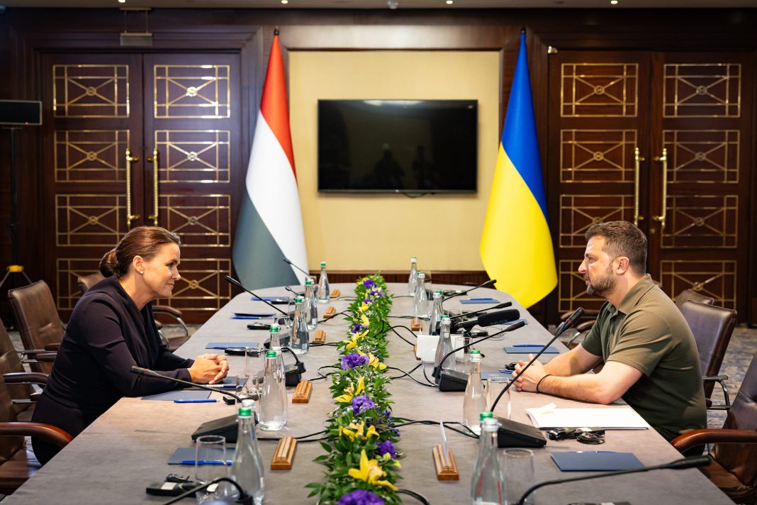 Președinta Ungariei l-a băgat în ședință pe Zelenski la Kiev: Preşedintele ucrainean a afirmat că sunt dispuşi să le ofere membrilor minorităţii maghiare din Ucraina ceea ce primesc membrii minorităţii ucrainene din Ungaria Președinta Ungariei l-a băgat în ședință pe Zelenski la Kiev: Preşedintele ucrainean a afirmat că sunt dispuşi să le ofere membrilor minorităţii maghiare din Ucraina ceea ce primesc membrii minorităţii ucrainene din Ungaria