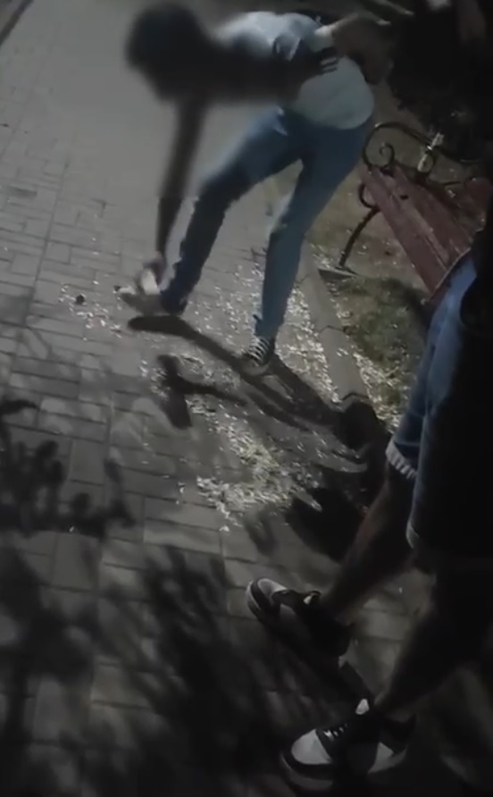 Un individ pus să măture cojile de seminţe pe care le aruncase într-un parc din Târgu Ocna Un individ pus să măture cojile de seminţe pe care le aruncase într-un parc din Târgu Ocna