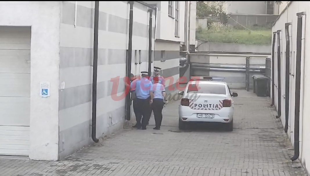 VIDEO/Baronul Buzatu provoacă scandal și din pușcărie: Adus fără cătușe la arestare și mascat de polițiști VIDEO/Baronul Buzatu provoacă scandal și din pușcărie: Adus fără cătușe la arestare și mascat de polițiști
