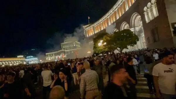 Intervenția militară azeră în Nagorno-Karabah: Protestari au luat cu asalt sediul guvernului armean Intervenția militară azeră în Nagorno-Karabah: Protestari au luat cu asalt sediul guvernului armean