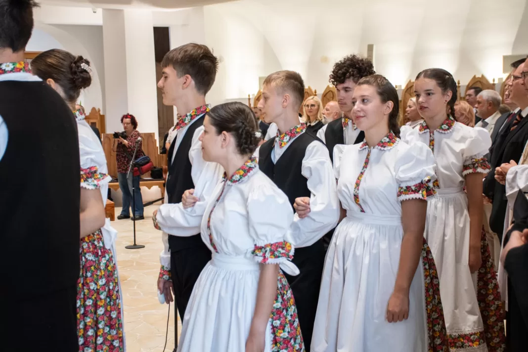 Omul lui Viktor Orbán la deschiderea anului scolar al școlilor în maghiară din România la Timișoara: Atașament față de pământul natal și cultura în limba maternă. Károly Kós a rămas loial pământului natal în vremuri “care au zdrobit suflete, au provocat răni oamenilor şi naţiunilor”, când s-a încercat constrângerea diversităţii Transilvaniei într-o unitate “străină de naţiune şi de oameni” Omul lui Viktor Orbán la deschiderea anului scolar al școlilor în maghiară din România la Timișoara: Atașament față de pământul natal și cultura în limba maternă. Károly Kós a rămas loial pământului natal în vremuri “care au zdrobit suflete, au provocat răni oamenilor şi naţiunilor”, când s-a încercat constrângerea diversităţii Transilvaniei într-o unitate “străină de naţiune şi de oameni”