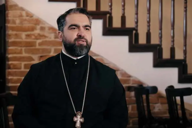 Preotul care a realizat un film cu Mickey Rouke, scandal cu homosexuali la Poliția Oradea Preotul care a realizat un film cu Mickey Rouke, scandal cu homosexuali la Poliția Oradea