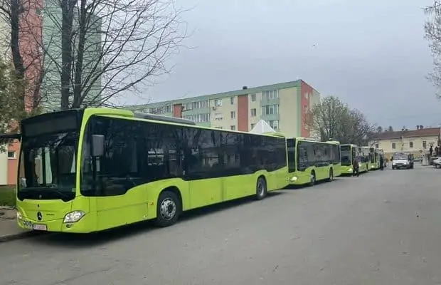 4 autobuze Mercedes noi stau de peste 2 ani la Oravița 4 autobuze Mercedes noi stau de peste 2 ani la Oravița