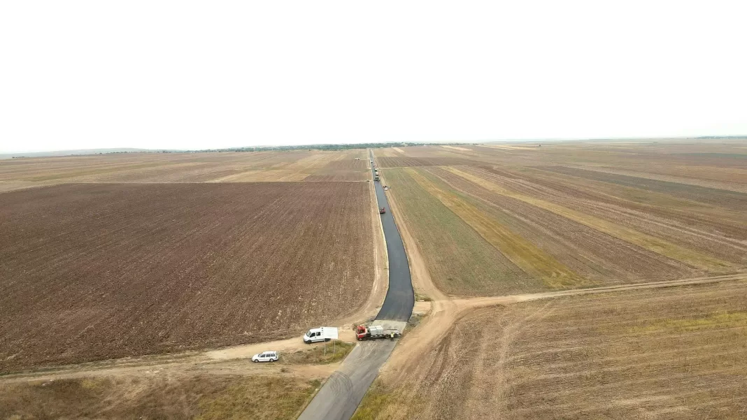 SE ASFALTEAZĂ DRUMUL JUDEȚEAN DINTRE OPRIȘOR ȘI PLENIȚA SE ASFALTEAZĂ DRUMUL JUDEȚEAN DINTRE OPRIȘOR ȘI PLENIȚA