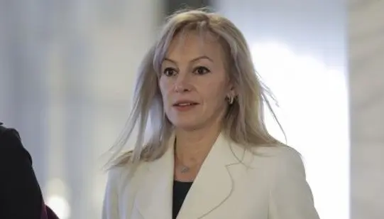La o săptămână după ce i s-a prelungit mandatul de secretar general în Ministerul de Interne, Blonda lui Boc a plecat La o săptămână după ce i s-a prelungit mandatul de secretar general în Ministerul de Interne, Blonda lui Boc a plecat