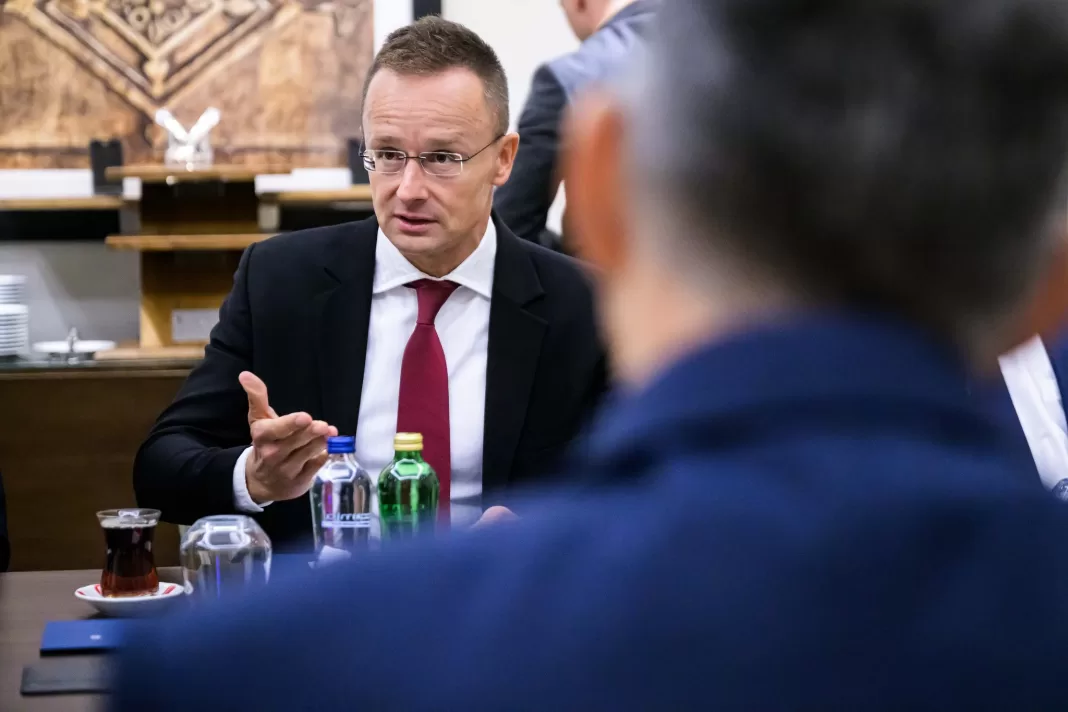 Ministrul maghiar de externe: Toate acele guverne care se întorc împotriva mainstream-ului liberal internaţional sunt ţinta unor atacuri “nedrepte, fără temei şi părtinitoare” Ministrul maghiar de externe: Toate acele guverne care se întorc împotriva mainstream-ului liberal internaţional sunt ţinta unor atacuri “nedrepte, fără temei şi părtinitoare”