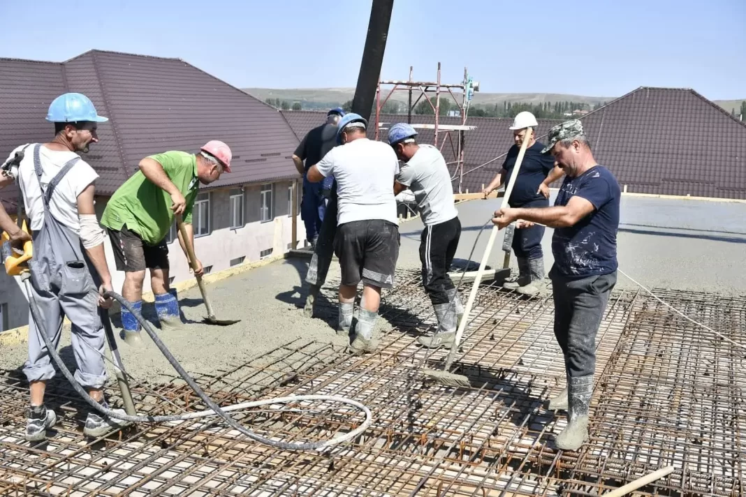La Spitalul din Vânju Mare s-a turnat ultimul planșeu peste etajul al II-lea al unuia dintre corpurile noi ale cladirii La Spitalul din Vânju Mare s-a turnat ultimul planșeu peste etajul al II-lea al unuia dintre corpurile noi ale cladirii