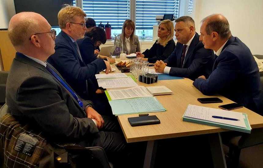 Ministrul Agriculturii Florin Barbu şi omologul francez au decis să susţină, în faţa Comisiei Europene, derogarea de la unele condiţii fermieri, şi pentru 2024, pentru a putea compensa pierderile cauzate de secetă şi reducerea preţului la cereale Ministrul Agriculturii Florin Barbu şi omologul francez au decis să susţină, în faţa Comisiei Europene, derogarea de la unele condiţii fermieri, şi pentru 2024, pentru a putea compensa pierderile cauzate de secetă şi reducerea preţului la cereale