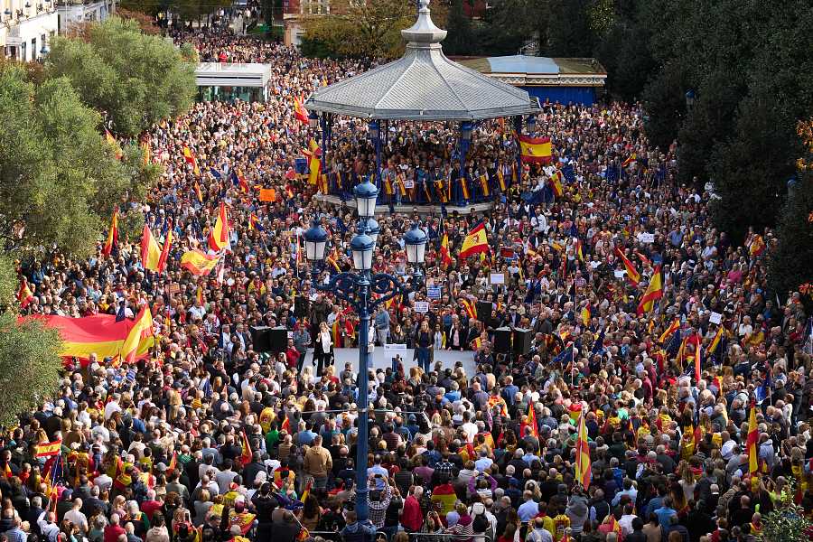 Spaniolii în stradă după ce premierul socialist i-a amnistiat pe separatiștii catalani pentru a rămâne la putere Spaniolii în stradă după ce premierul socialist i-a amnistiat pe separatiștii catalani pentru a rămâne la putere