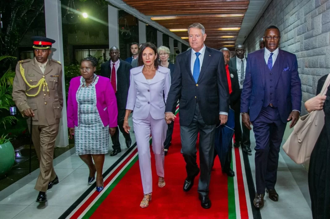 Iohannis si soția primiți in Kenya de 2 secretari ai Guvernului. Carmen Iohannis cu sandale de 800 de euro Iohannis si soția primiți in Kenya de 2 secretari ai Guvernului. Carmen Iohannis cu sandale de 800 de euro