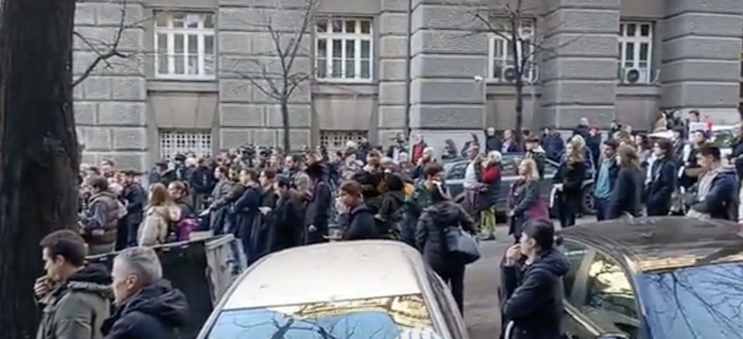 MAIDAN LA BELGRAD: Protestatarii au blocat o stradă din centrul capitalei sârbe MAIDAN LA BELGRAD: Protestatarii au blocat o stradă din centrul capitalei sârbe