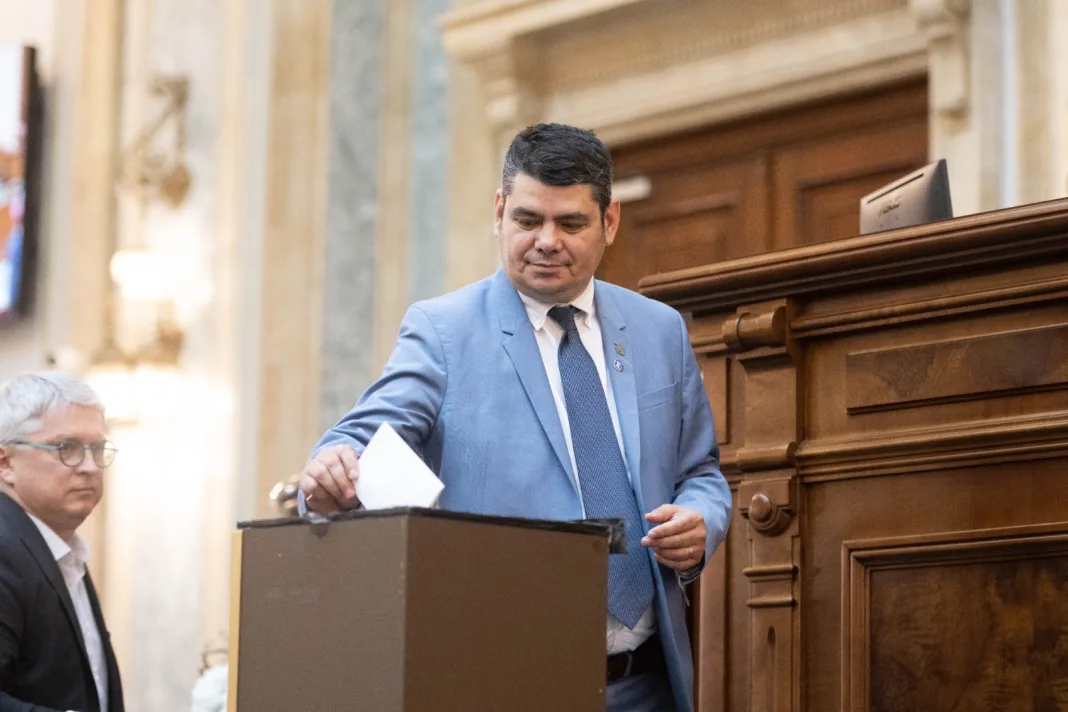 Senatorul AUR Sorin Mateescu, întrebări pentru Ministrul Muncii: De ce drepturile la indemnizație de urmaș ale persoanelor persecutate de către regimurile instaurate în România cu începere de la 6 septembrie 1940 sunt sistate în anul 2023? Senatorul AUR Sorin Mateescu, întrebări pentru Ministrul Muncii: De ce drepturile la indemnizație de urmaș ale persoanelor persecutate de către regimurile instaurate în România cu începere de la 6 septembrie 1940 sunt sistate în anul 2023?