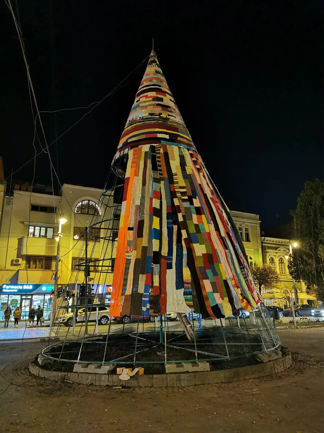 Bradul din fulare de la Târgu Mureș va fi demontat Bradul din fulare de la Târgu Mureș va fi demontat