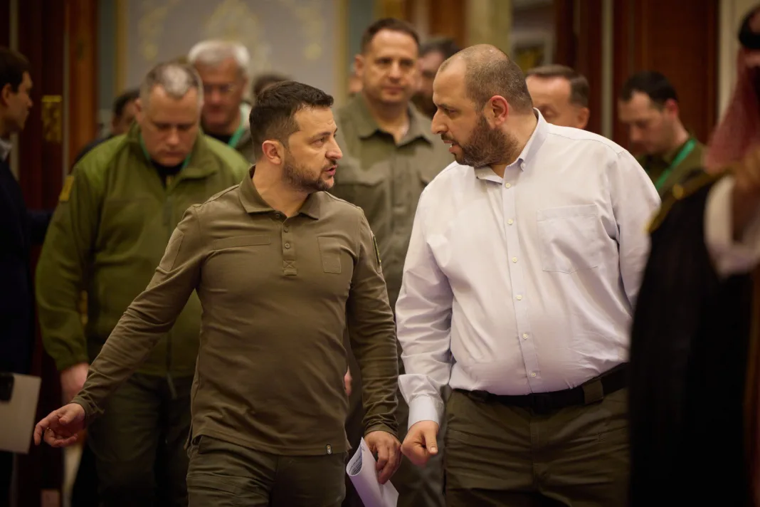 Strana.ua: 3 copii ai șefului Ministerului Apărării al Ucrainei Rustem Umerov au primit cetățenia SUA Strana.ua: 3 copii ai șefului Ministerului Apărării al Ucrainei Rustem Umerov au primit cetățenia SUA