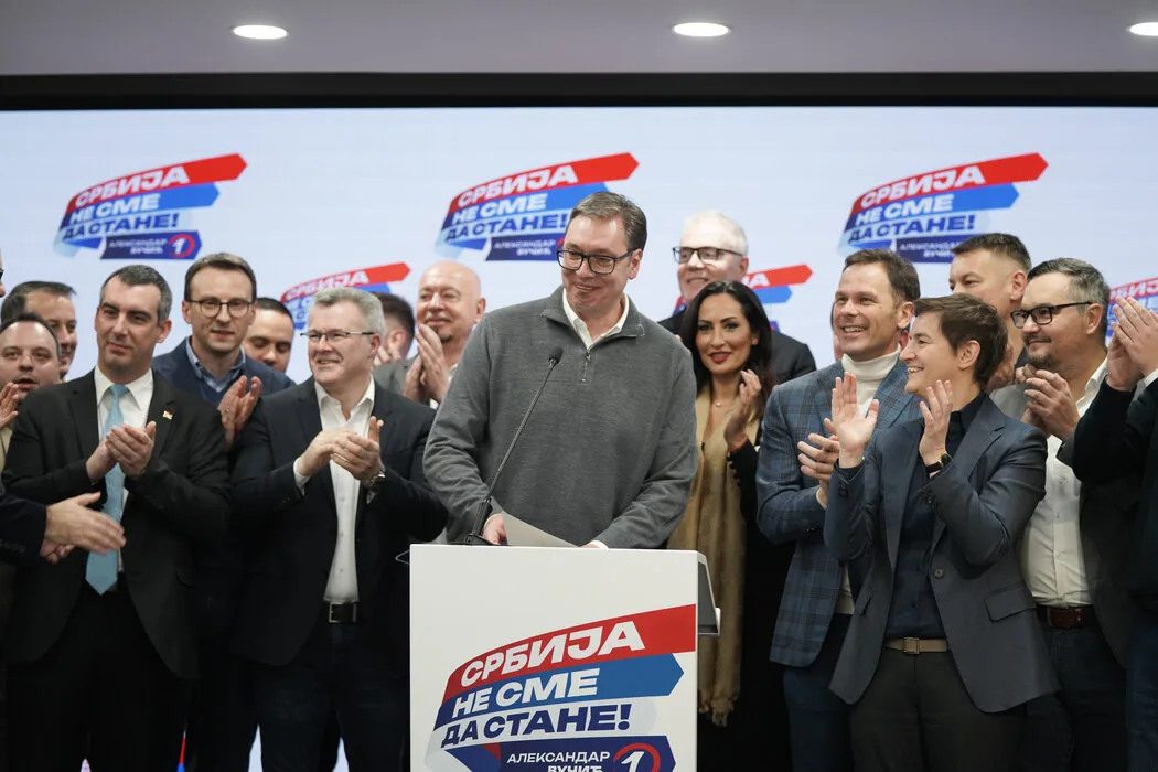 Aleksandar Vučić spune că a obținut majoritatea absolută la alegerile anticipate din Serbia Aleksandar Vučić spune că a obținut majoritatea absolută la alegerile anticipate din Serbia
