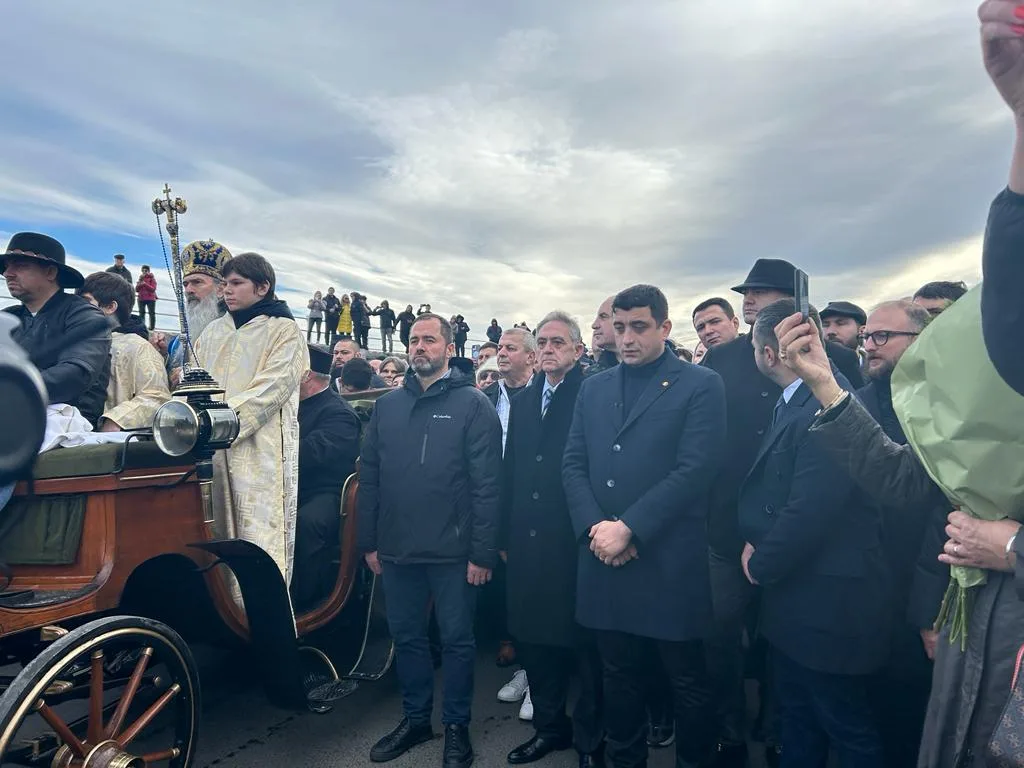 George Simion, la Constanța: „Prea mult a fost rău românilor. În anul 2024 va fi, în sfârșit, bine!” George Simion, la Constanța: „Prea mult a fost rău românilor. În anul 2024 va fi, în sfârșit, bine!”