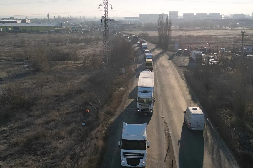 George Simion solicită întrunirea de urgenţă a conducerii Camerei Deputaţilor şi Senatului pentru o sesiune extraordinară pentru a adopta proiectele care îi privesc pe transportatori şi agricultori George Simion solicită întrunirea de urgenţă a conducerii Camerei Deputaţilor şi Senatului pentru o sesiune extraordinară pentru a adopta proiectele care îi privesc pe transportatori şi agricultori