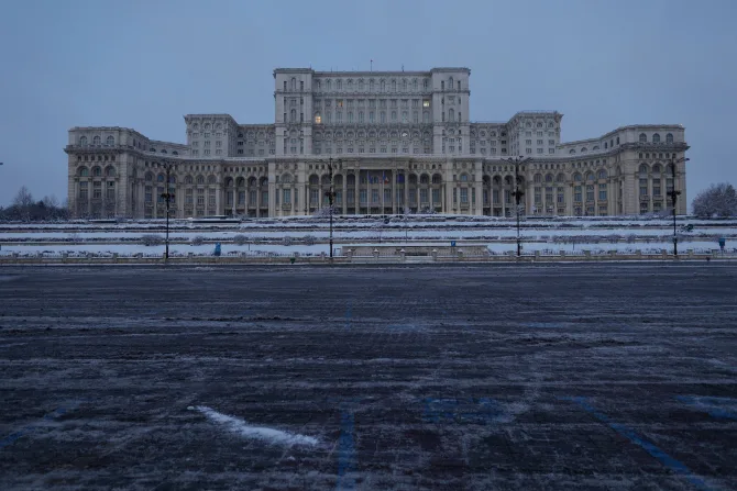 Protestul eșuat al lui Șosoacă și jocul lui Nicușor cu telefonul Protestul eșuat al lui Șosoacă și jocul lui Nicușor cu telefonul