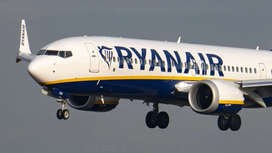 Cascadorii râsului: Un avion Ryanair a aterizat pe Băneasa dar a ținut pasagerii in avion aproape 2 ore pentru a decola și ateriza apoi pe Otopeni Cascadorii râsului: Un avion Ryanair a aterizat pe Băneasa dar a ținut pasagerii in avion aproape 2 ore pentru a decola și ateriza apoi pe Otopeni