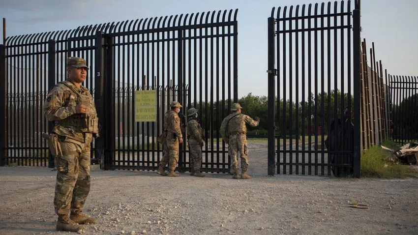 Peste 50 de șerifi din Texas și-au anunțat susținerea pentru guvernatorul Greg Abbott care a alungat agenții federali de frontieră de la granița cu Mexic preluând controlul prin Garda Națională din Texas Peste 50 de șerifi din Texas și-au anunțat susținerea pentru guvernatorul Greg Abbott care a alungat agenții federali de frontieră de la granița cu Mexic preluând controlul prin Garda Națională din Texas