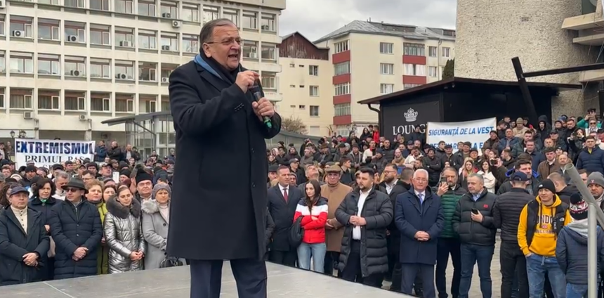 Flutur a lansat un decalog de luptă împotriva extremismului: Nu daţi like-uri la lichele, vor veni vremuri mai grele Flutur a lansat un decalog de luptă împotriva extremismului: Nu daţi like-uri la lichele, vor veni vremuri mai grele