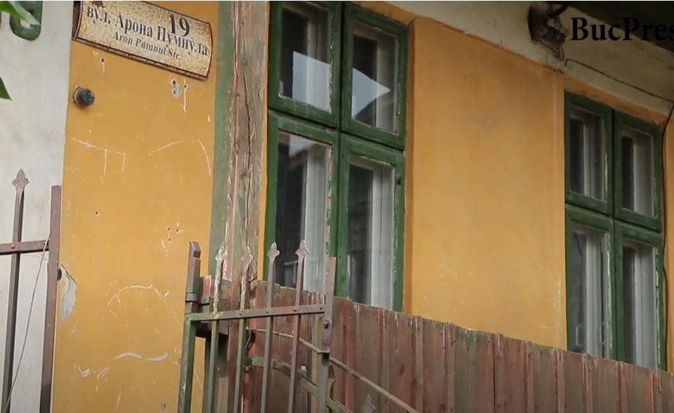 Casa lui Aron Pumnul in care a locuit Eminescu la Cernăuți stă să pice Casa lui Aron Pumnul in care a locuit Eminescu la Cernăuți stă să pice