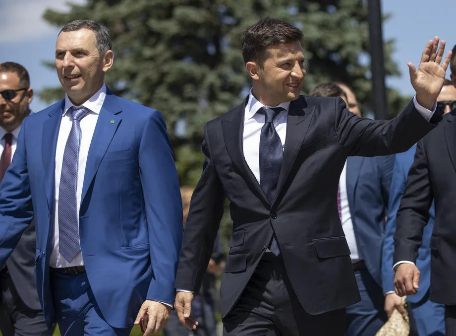 Zelenski și-a concediat mâna dreaptă cu care a fost partener in studioul de film Zelenski și-a concediat mâna dreaptă cu care a fost partener in studioul de film