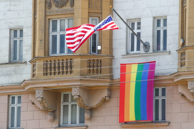 Ambasada SUA la Paris cere companiilor franceze să-și abandoneze politicile anti-discriminare altfel vor pierde contractele cu guvernul Statelor Unite Ambasada SUA la Paris cere companiilor franceze să-și abandoneze politicile anti-discriminare altfel vor pierde contractele cu guvernul Statelor Unite
