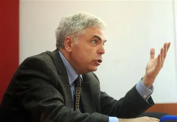 Adrian Severin: În prezent, pe agenda României rămâne o singură întrebare: cum să ducă la îndeplinire fidel și eficient instrucțiunile Statelor Unite Adrian Severin: În prezent, pe agenda României rămâne o singură întrebare: cum să ducă la îndeplinire fidel și eficient instrucțiunile Statelor Unite