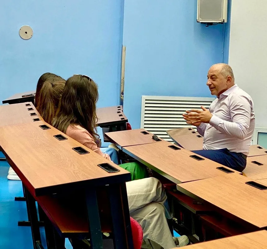 Cîrstoiu: Am predat astăzi cursul de Ortopedie şi Traumatologie studenţilor din anul 4, de la specializarea Medicină Generală. Sunt profesor de 15 ani, iar studenţii mei tineri sunt întotdeauna atenţi şi extrem de inteligenţi. Am toată convingerea că vor deveni profesionişti excepţionali oriunde ar lucra. Eu sper, evident că în Bucureşti Cîrstoiu: Am predat astăzi cursul de Ortopedie şi Traumatologie studenţilor din anul 4, de la specializarea Medicină Generală. Sunt profesor de 15 ani, iar studenţii mei tineri sunt întotdeauna atenţi şi extrem de inteligenţi. Am toată convingerea că vor deveni profesionişti excepţionali oriunde ar lucra. Eu sper, evident că în Bucureşti