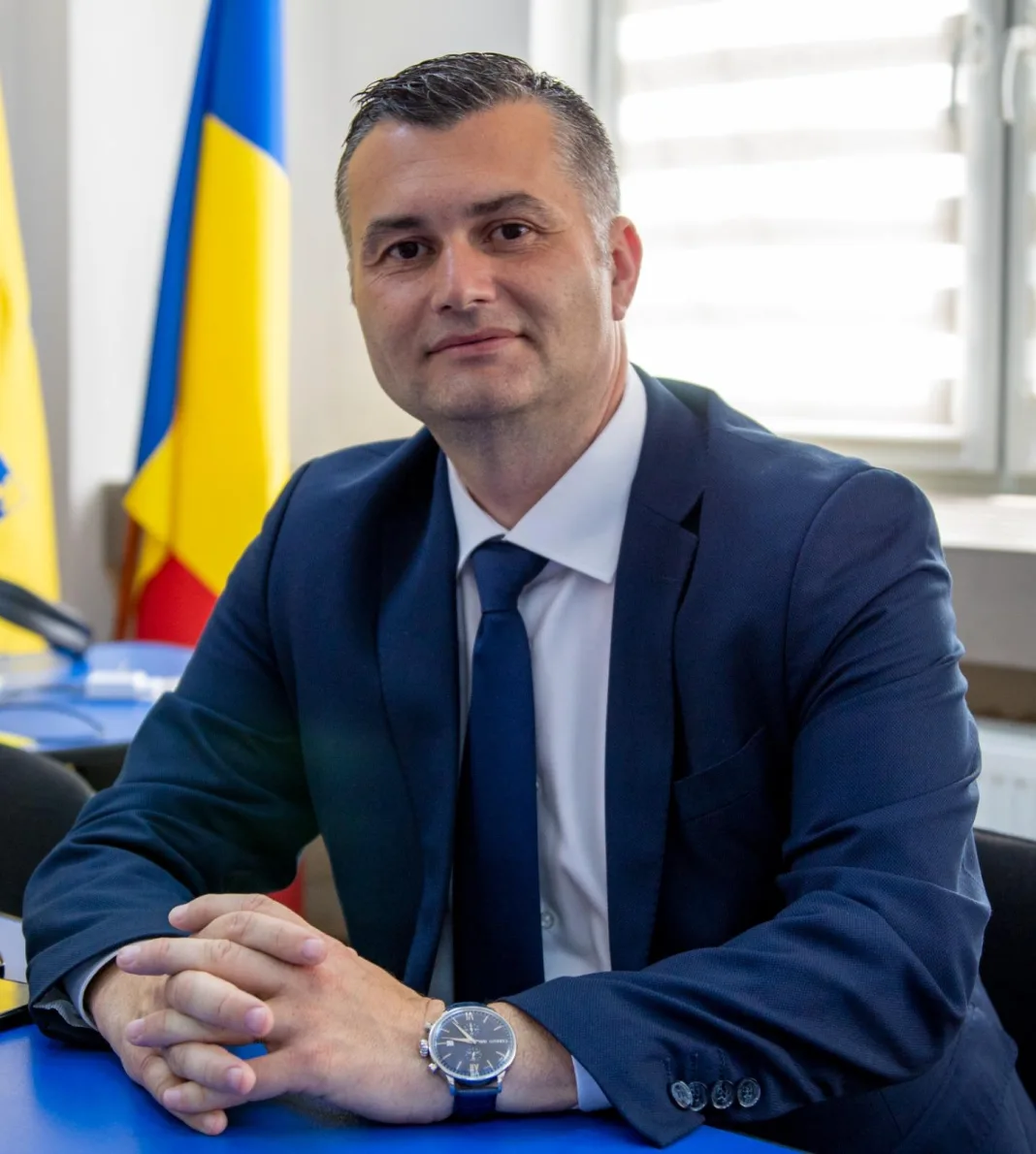 Haralambie Epure, candidat PNL la Primăria Alexandria: Victor Drăgușin are patru mandate de primar, precedate de două de viceprimar. A avut la dispoziție 24 de ani în care să demonstreze ce poate face pentru orașul nostru și pentru locuitorii lui. Or, a demonstrat din plin că nu poate să facă nimic Haralambie Epure, candidat PNL la Primăria Alexandria: Victor Drăgușin are patru mandate de primar, precedate de două de viceprimar. A avut la dispoziție 24 de ani în care să demonstreze ce poate face pentru orașul nostru și pentru locuitorii lui. Or, a demonstrat din plin că nu poate să facă nimic