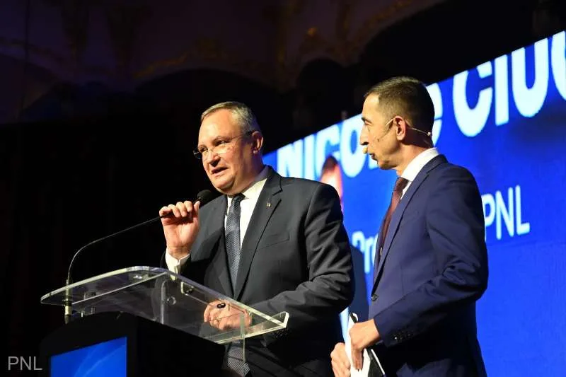 Ciucă la Târgu Mureș: Democraţia nu se şubrezeşte de la sine. Noi o şi şubrezim, noi o alterăm, pentru că nu avem curaj să vorbim despre ea, să vorbim despre valorile democraţiei Ciucă la Târgu Mureș: Democraţia nu se şubrezeşte de la sine. Noi o şi şubrezim, noi o alterăm, pentru că nu avem curaj să vorbim despre ea, să vorbim despre valorile democraţiei