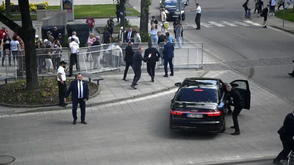 Spionajul extern rus susține că americanii vor să se implice in ancheta asasinatului lui Fico pentru excluderea unei posibile ”urme străine” Spionajul extern rus susține că americanii vor să se implice in ancheta asasinatului lui Fico pentru excluderea unei posibile ”urme străine”