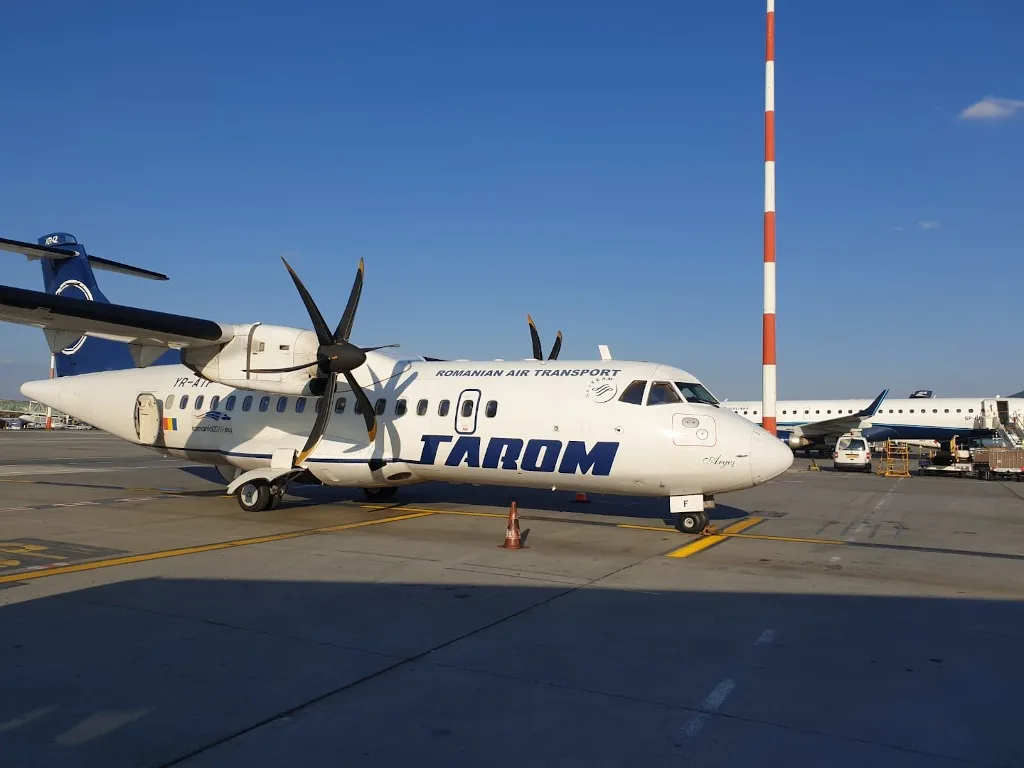 BĂTAIA DE JOC TAROM: Aeronavă cu elice pentru un zbor la Roma de 3h 20 fără nici un pahar cu apă. Cafea instant la plic cu 3 euro, o apă la 0,50 l pentru 3 euro și banale alune (2,50 euro/50 gr), Bake Rolls (4 euro/100 gr) BĂTAIA DE JOC TAROM: Aeronavă cu elice pentru un zbor la Roma de 3h 20 fără nici un pahar cu apă. Cafea instant la plic cu 3 euro, o apă la 0,50 l pentru 3 euro și banale alune (2,50 euro/50 gr), Bake Rolls (4 euro/100 gr)