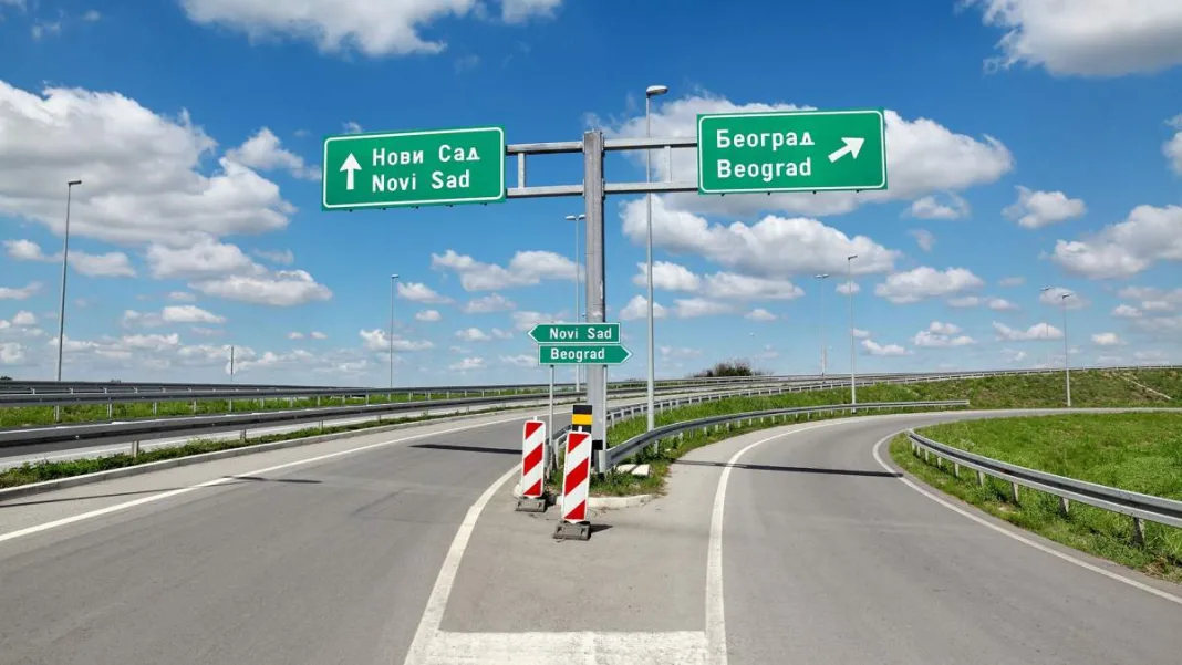 Ministrul sârb al Infrastructurii ii bate obrazul ambasadorului român la Belgrad că Serbia face drumuri spre România, dar Bucureștiul se mișcă greu Ministrul sârb al Infrastructurii ii bate obrazul ambasadorului român la Belgrad că Serbia face drumuri spre România, dar Bucureștiul se mișcă greu