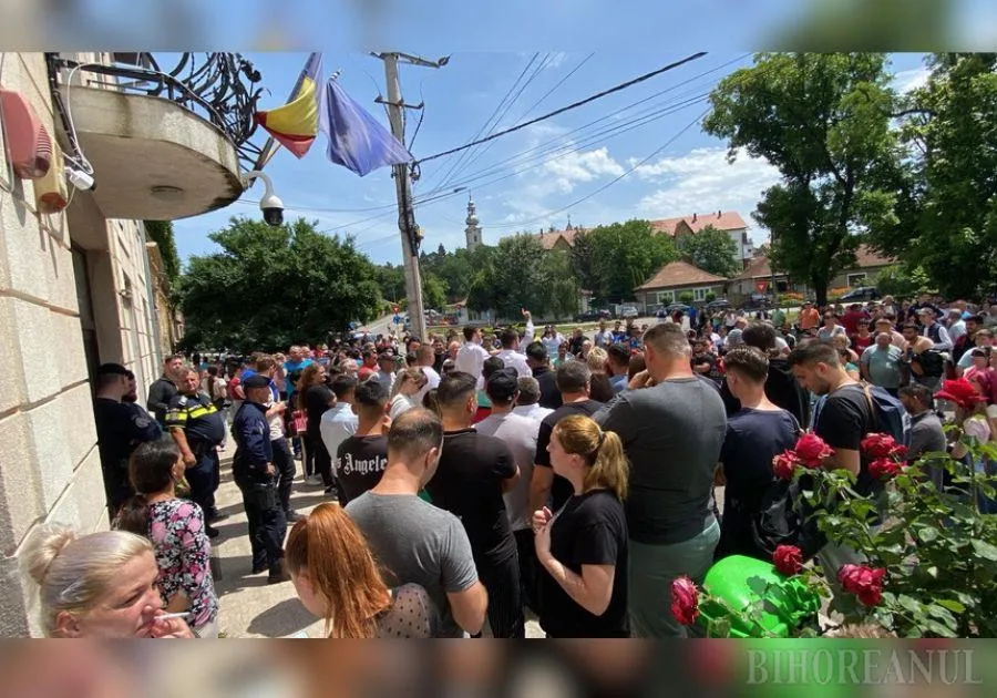 Revolte într-un oraș din Bihor: Primarul UDMR care ar fi pierdut alegerile s-a baricadat in Primărie Revolte într-un oraș din Bihor: Primarul UDMR care ar fi pierdut alegerile s-a baricadat in Primărie