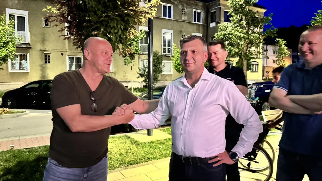 Primarul liberal al Reșiței Ioan Popa l-a felicitat pe candidatul PSD la șefia CJ Caraș Severin Silviu Hurduzeu pentru victorie chiar la sediul PSD Primarul liberal al Reșiței Ioan Popa l-a felicitat pe candidatul PSD la șefia CJ Caraș Severin Silviu Hurduzeu pentru victorie chiar la sediul PSD