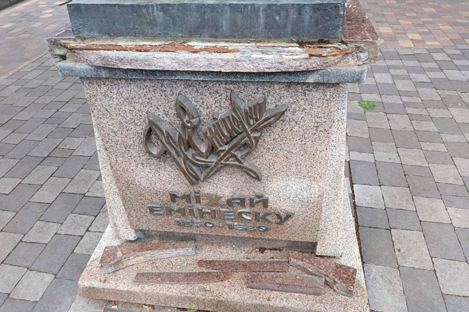 Monumentul Mihai Eminescu din Cernăuți, vandalizat Monumentul Mihai Eminescu din Cernăuți, vandalizat