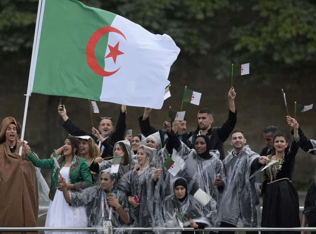 Sportivii algerieni au aruncat trandafiri roșii in Sena, un omagiu pentru victimele demonstrațiilor de independență față de Franța Sportivii algerieni au aruncat trandafiri roșii in Sena, un omagiu pentru victimele demonstrațiilor de independență față de Franța