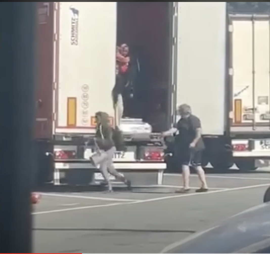VIDEO/Șofer român de camion bate cu biciul migrante la granița Italiei cu Franța VIDEO/Șofer român de camion bate cu biciul migrante la granița Italiei cu Franța