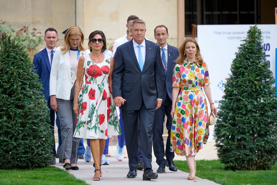 Ce fac liderii țării în vremuri de secetă: Marcel Ciolacu la câmp, alături de fermierii afectați, Iohannis – la chermeza olimpică de la Paris Ce fac liderii țării în vremuri de secetă: Marcel Ciolacu la câmp, alături de fermierii afectați, Iohannis – la chermeza olimpică de la Paris