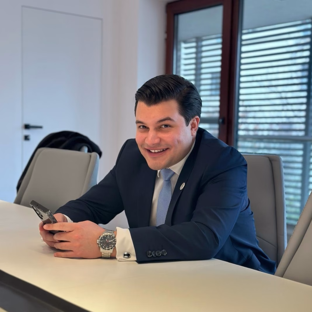 Un tânăr școlit la Viena, Londra și Manchester s-a întors in țară și s-a înscris in PNL Un tânăr școlit la Viena, Londra și Manchester s-a întors in țară și s-a înscris in PNL