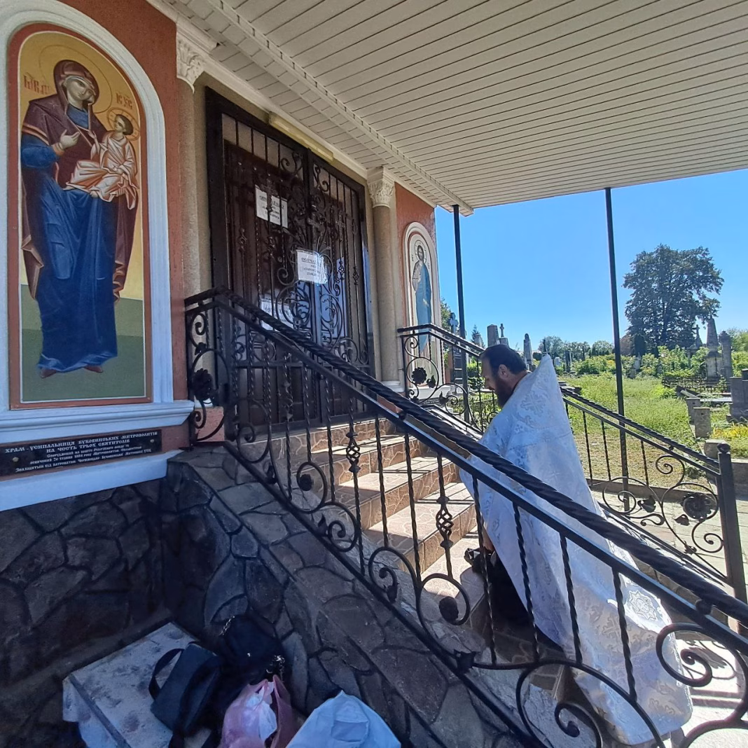 Ucrainienii au confiscat Capela Mitropolitană din Cernăuți unde se află rămășițele pământești ale episcopilor și mitropoliților Bucovinei: Românii aruncați in stradă. Sovieticii au mai ocupat simbolul ortodox românesc Ucrainienii au confiscat Capela Mitropolitană din Cernăuți unde se află rămășițele pământești ale episcopilor și mitropoliților Bucovinei: Românii aruncați in stradă. Sovieticii au mai ocupat simbolul ortodox românesc