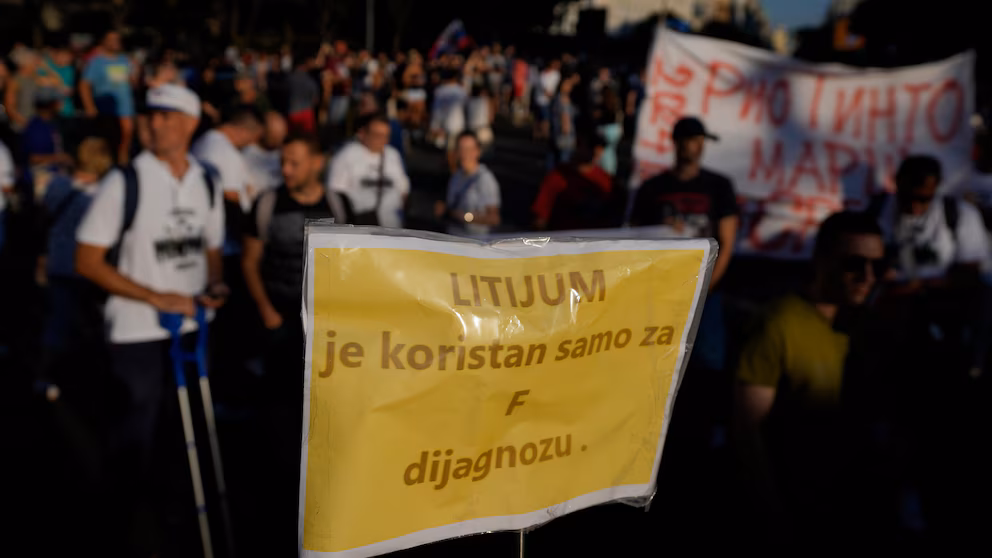Președintele Serbiei acuză că „forțe din Occident” și un mogul media finanțează protestele anti-litiu Președintele Serbiei acuză că „forțe din Occident” și un mogul media finanțează protestele anti-litiu
