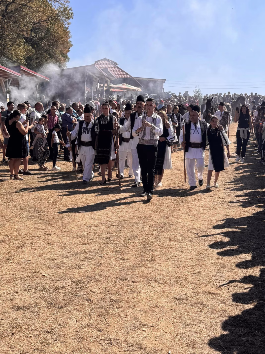 Festivalul Folcloric Pastoral „Coborâtul oilor” de la Loman a avut loc fără oi. Șeful liberal al CJ Alba: MULŢUMIM’ ministrului Agriculturii, întrucât sub ameninţarea lui am sărbătorit ‘COBORÂTUL OILOR’ fără oi! Festivalul Folcloric Pastoral „Coborâtul oilor” de la Loman a avut loc fără oi. Șeful liberal al CJ Alba: MULŢUMIM’ ministrului Agriculturii, întrucât sub ameninţarea lui am sărbătorit ‘COBORÂTUL OILOR’ fără oi!