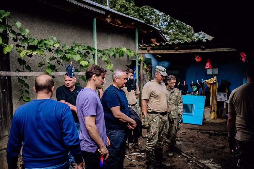 Andrei Baciu, liderul PNL Sector 3: Am chemat câteva zeci de voluntari de la PNL Sector 3, împreună cu care astăzi îi vom ajuta pe cei din zonele lovite de viituri să scoată un pic capul la lumină Andrei Baciu, liderul PNL Sector 3: Am chemat câteva zeci de voluntari de la PNL Sector 3, împreună cu care astăzi îi vom ajuta pe cei din zonele lovite de viituri să scoată un pic capul la lumină