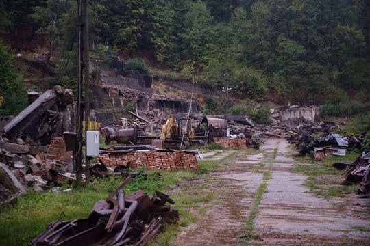 Ciucă publică imagini dezolante de la Mina de Grafit de la Baia de Fier: Aici lucrau în anii ’90 peste 800 de oameni Ciucă publică imagini dezolante de la Mina de Grafit de la Baia de Fier: Aici lucrau în anii ’90 peste 800 de oameni