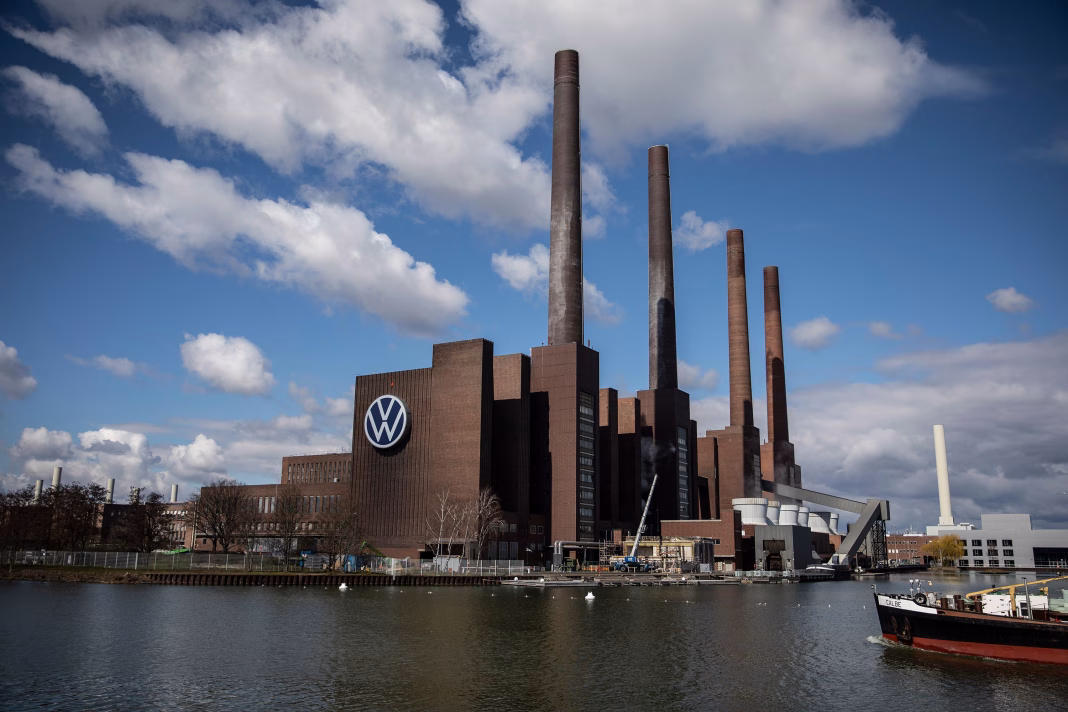 PRIMELE EFECTE ALE CRIZEI VW: Volkswagen a informat că reziliază contracte cu angajații din 6 fabrici germane, inclusiv un acord de garantare a locurilor de muncă până în 2029 PRIMELE EFECTE ALE CRIZEI VW: Volkswagen a informat că reziliază contracte cu angajații din 6 fabrici germane, inclusiv un acord de garantare a locurilor de muncă până în 2029