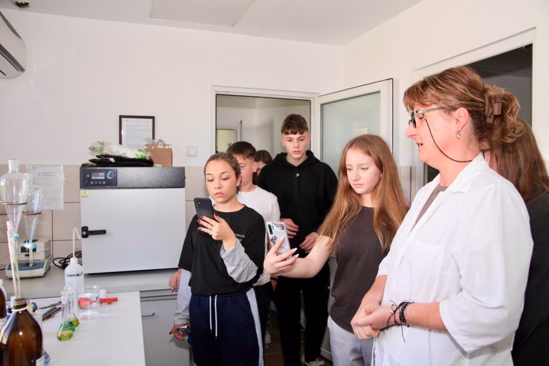 Hidro Prahova S.A. sprijină educația ecologică prin „Săptămâna Verde” și arată elevilor de liceu cum un simplu gest poate schimba lumea Hidro Prahova S.A. sprijină educația ecologică prin „Săptămâna Verde” și arată elevilor de liceu cum un simplu gest poate schimba lumea
