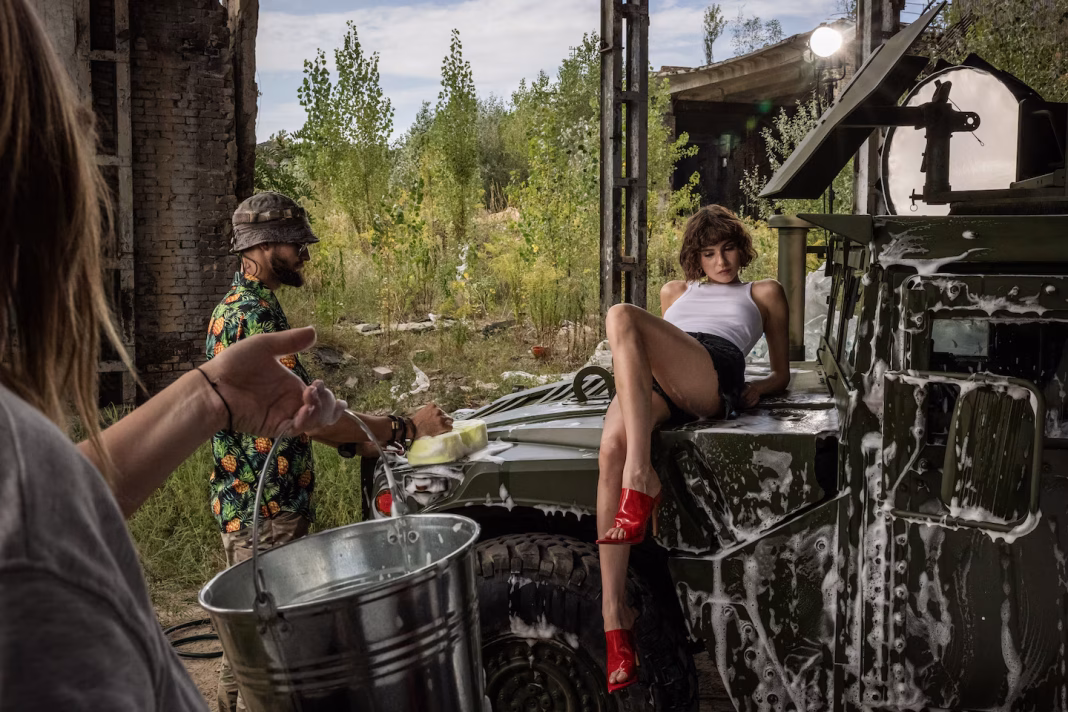 Cu fete cu stiletto roșii la luptă in Ucraina Cu fete cu stiletto roșii la luptă in Ucraina